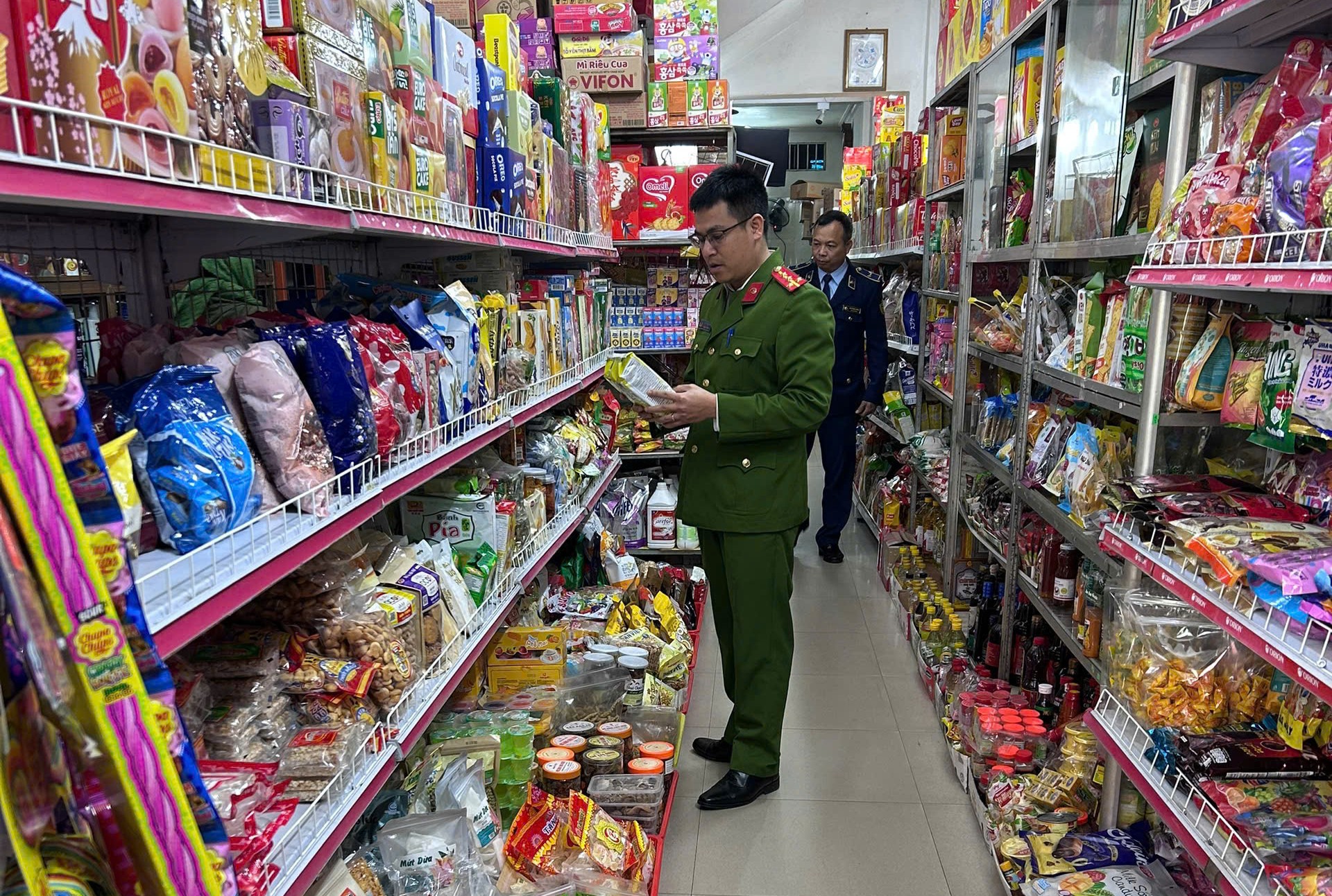 Công an xã Nam Sách kiểm tra đột xuất, phát hiện 2 hộ kinh doanh hàng tạp hóa vi phạm quy định về kinh doanh thực phẩm, hàng hóa